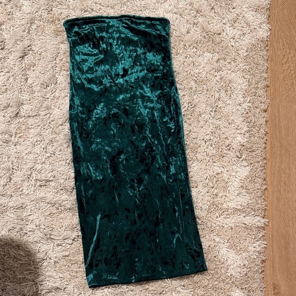 Forever 21 Dresses & Skirts - Emerald Velvet Strapless Dress